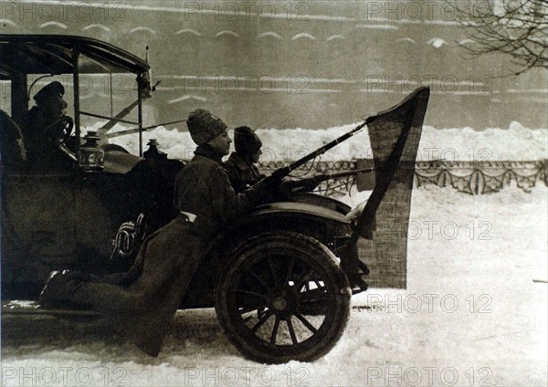 Révolution russe de 1917. A Pétrograd, soldats circulant sur le pare-boue des automobiles avec des drapeaux rouges fixés à leurs baïonnettes