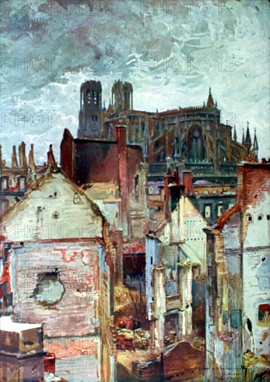 Charles Duvent, à Reims, le quartier en ruines des manufactures dominé par la cathédrale