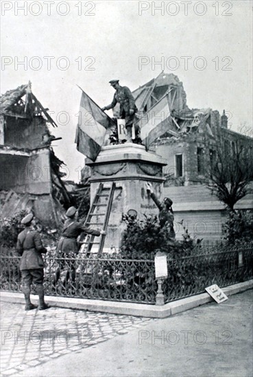 Première Guerre Mondiale. Préparatifs de la réception du président Poincaré, par les Anglais, à Péronne (1917)