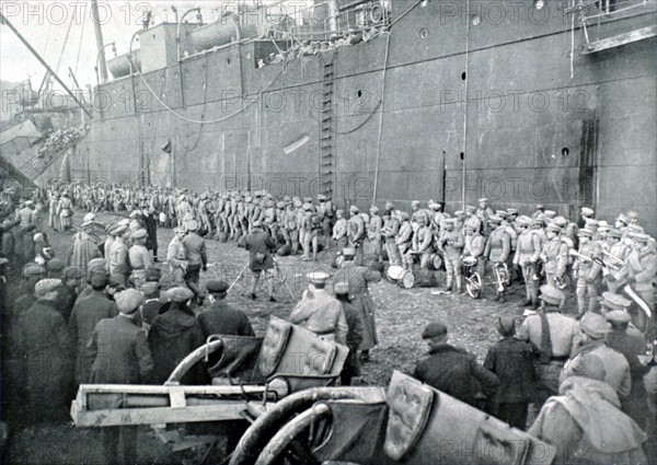 Première Guerre Mondiale. Débarquement des soldats portugais dans un port français (1917)
