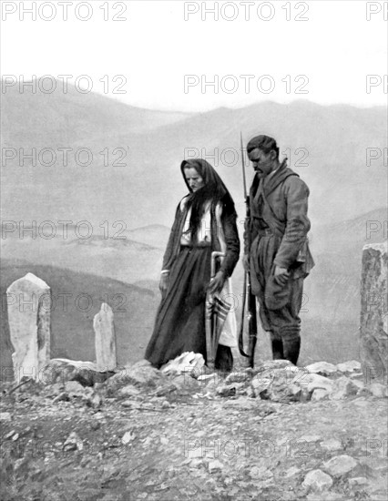 Avant l'abandon de Scutari, une mère monténégrine et son fils sur la tombe du père, tombé à l'assaut des hauteurs de Bardaniol