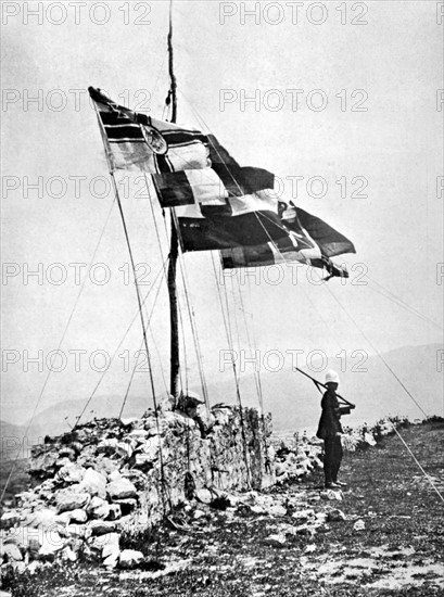 Les pavillons des puissances flottant sur la forteresse de Scutari (1913)