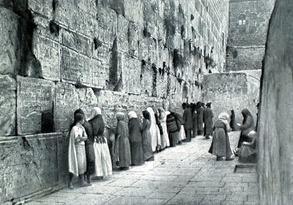 Les juifs de Jérusalem devant le mur des lamentations (1929)