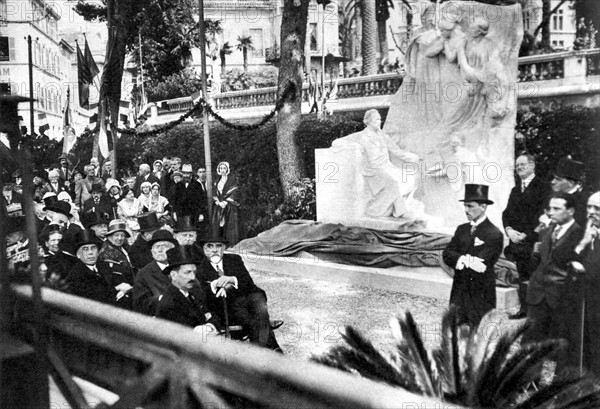 A Cannes, inauguration d'un monument à la mémoire de Frédéric Mistral, à l'occasion de son centenaire (1930)