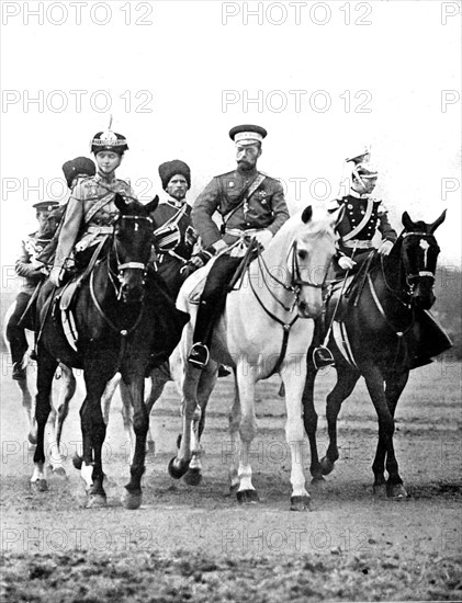 A Péterhof, Nicolas II en compagnie de ses filles, Olga, colonel des Hussards et Tatiana, colonel des Uhlans (1913)