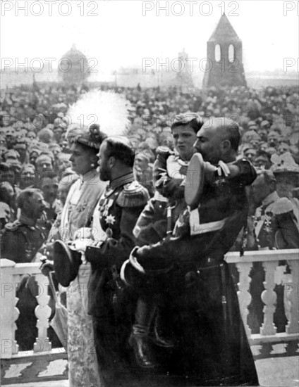 Fêtes du tricentenaire des Romanof. A Moscou, la famille royale saluée par la foule au Kremlin (1913)