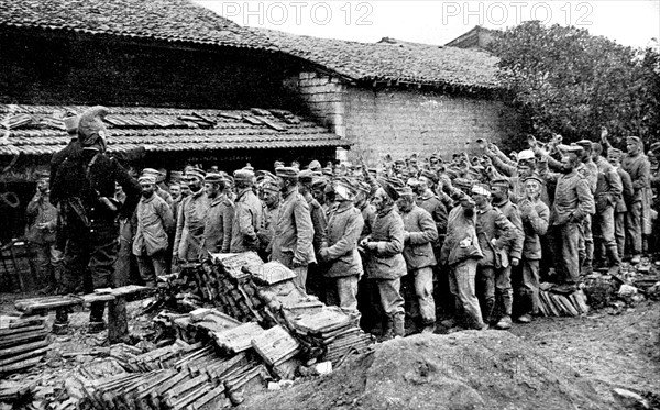 Première Guerre Mondiale. En Champagne, groupe de prisonniers allemands (1915)