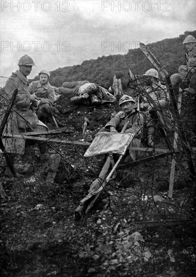 Première Guerre Mondiale. Soldats au repos sur la pente de la côte 119, dominant Souchez