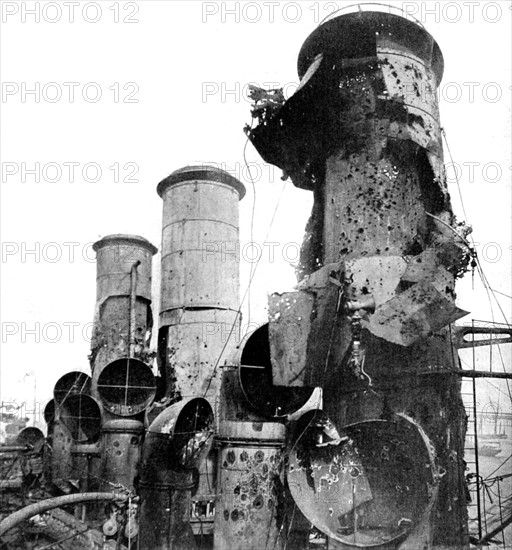 Première Guerre Mondiale. Après l'attaque des bases allemandes de Zeebrugge, le 23 avril, retour du bateau "Vindictive" à Douvres