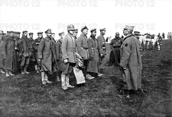 Première Guerre Mondiale. Sur le front, à Montdidier-Amiens, officiers allemands prisonniers