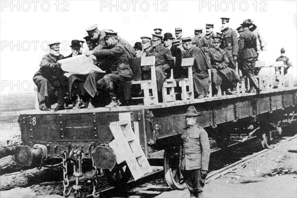 Première Guerre Mondiale. En inspection sur une ligne de construction récente, M. Baker, ministre américain de la guerre