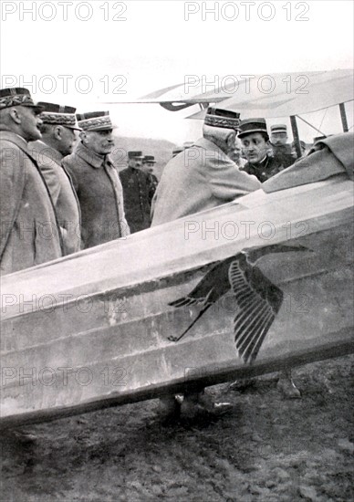 World War I. The aviator Guynemer speaking with General Lyautey (1917)