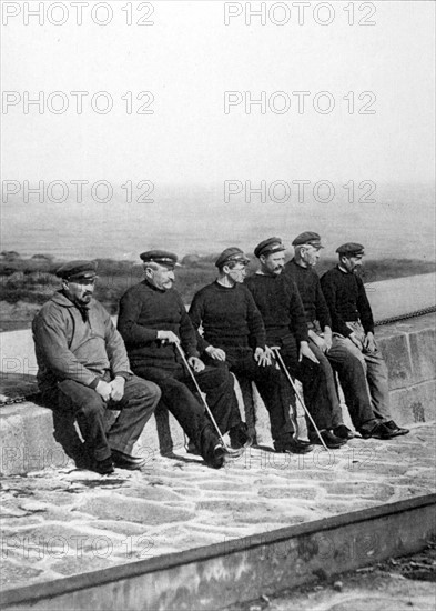 In Port-Joinville, the six survivors of the life-boat from the Ile d'Yeu (1917)