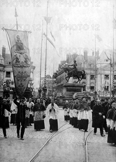 Fêtes d'Orléans. L'étendard de Jeanne d'Arc place du Martroi (1920)