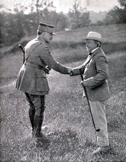 Sur le terrain de golf de Hythe, rencontre de M. Lloyd George et du général Marshall (1920)