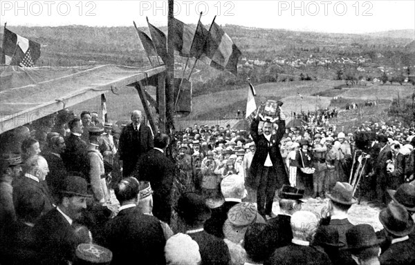 Remise de la croix de Légion d'honneur et de la croix de guerre à la ville de Château-Thierry (1920)