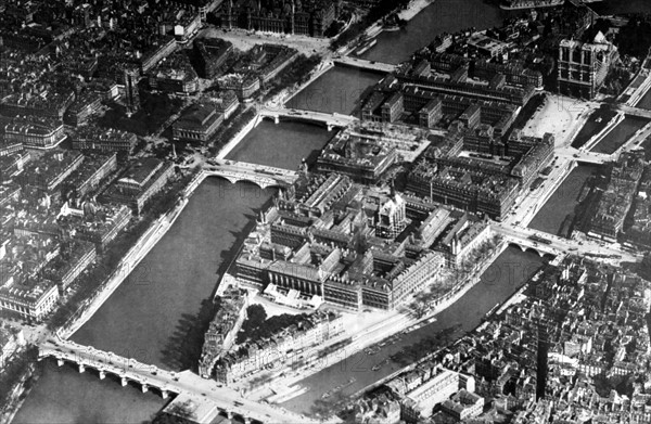 Paris. Vue aérienne de l'île de la Cité (1920)