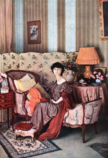 Countess Mathieu de Noailles in her drawing room (1913)