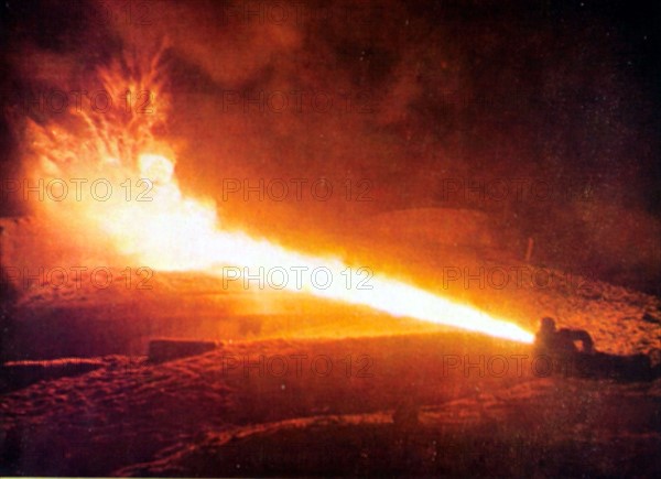 Dans la nuit, des soldats allemands attaquent au lance-flammes un abri betonné, in la revue "Signal" (1941)