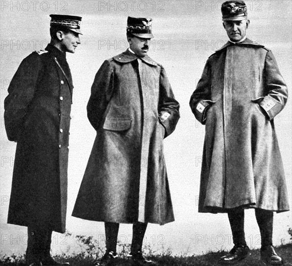 Le duc des Abruzzes assiste au bombardement de la ville de Gorizia en compagnie du comte de Turin et du duc d'Aoste (1915)
