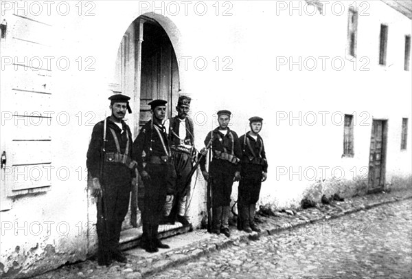 A Vallona, des marins italiens et un soldat d'Essad pacha en sentinelle devant la maison où se tient l'état-major (1915)