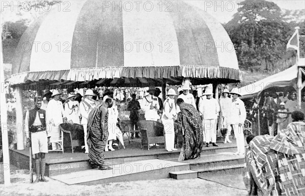 En Afrique Occidentale, le prince de Galles reçoit les hommages officiels des grands chefs indigènes (1925)