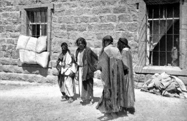 Syrie. Devant les murs de la citadelle d'Ezra, prisonniers druzes (1925)