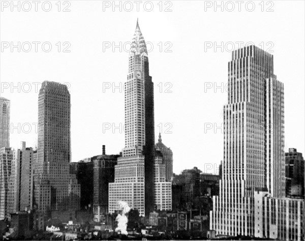 New York, Le Chrysler Building entre le Channing Building (à gauche) et l'immeuble du New York Daily News (1930)