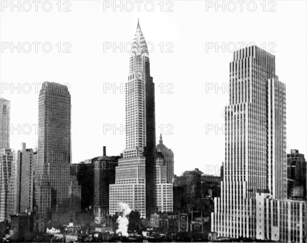 New York, Chrysler Building between Channing Building (on the l.) and New York Daily News building (1930)