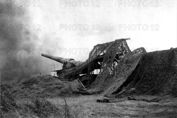 Camouflaged 305mm gun, during shooting (1918)