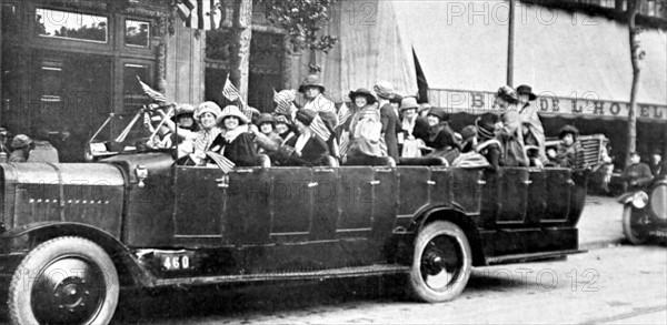 Paris. Un des autocars de la délégation féminine américaine "Bonne volonté" venue visiter les régions dévastées par la première guerre mondiale (2 août 1922)