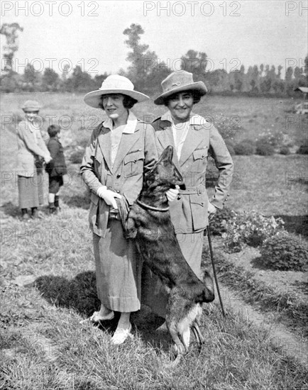 Paris.  Mrs A. Murray Dike and Miss Anna Morgan (1922)