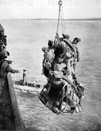 Un débarquement de tirailleurs sénégalais au Maroc (1913)
