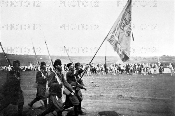 Première grande revue des troupes françaises et de la Mehalla chrétienne à Fez (28 mars 1912)