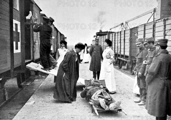 La princesse Hélène, femme du prince Nicolas de Grèce, soignant les blessés de Thessalie, sur les quais de la gare de Larissa  (1912)