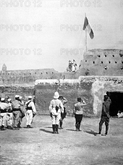 Le salut au drapeau français devant la Casbah d'Aïoun Sidi Mellouk, au Maroc (1910)