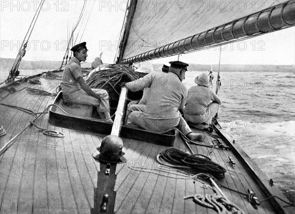 Le roi Alphonse XIII d'Espagne à bord de son yacht pendant des régates (1910)