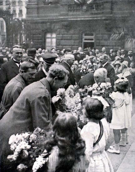 King of the Belgians and President of the French Republic Mr. Millerand paying a visit to schoolgirls (1921)