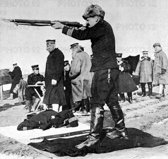 Le colonel baron Corvisart, attaché militaire français lors d'un concours de tir entre officiers japonais et attachés militaires étrangers au camp de Kuroki (1905)