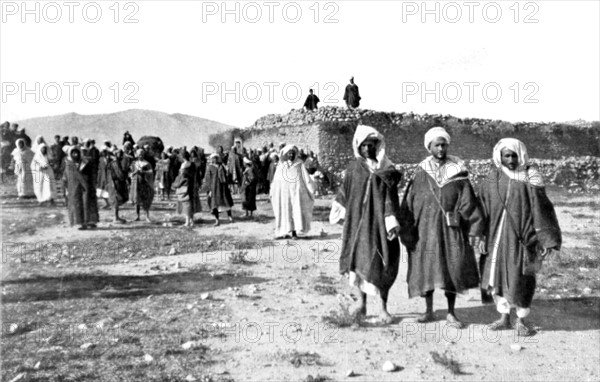 Rif War, Morocco (1922).
In the foreground, kaid of Tafersit, kaid Haddou and kaid of Midher.