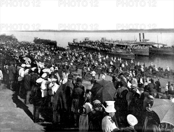 Guerre sino-russe.
Embarquement, à Blagovestchensk, d'artillerie et de Cosaques envoyés en Mandchourie (1900).