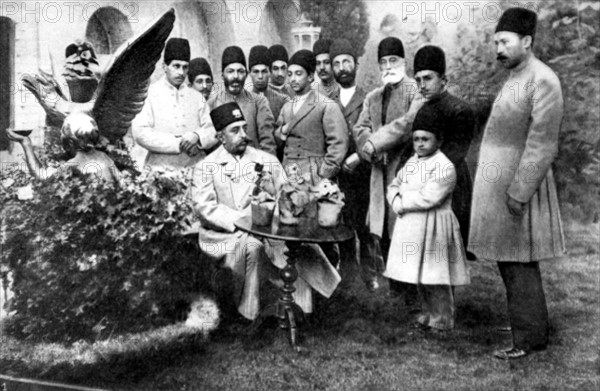 Mozaffer-ed-Dîn dans les jardins du palais de Téhéran (1900).