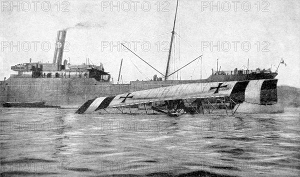 Première Guerre Mondiale.
Capture d'un hydravion italien à  Vallona sur la côte albanaise (1916)