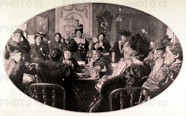 A Paris, une séance du Conseil international des femmes, sous la présidence de Lady Aberdeen en 1906.