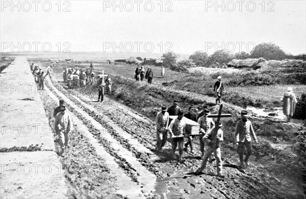 Enterrement de militaires français suite à l'émeute à Dar Debibagh, aux portes de Fez au Maroc, en avril 1912.