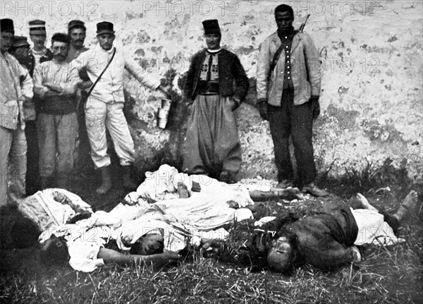 Exécution de quatre indigènes et d'un askri suite à l'émeute à Dar Debibagh, aux portes de Fez au Maroc, en avril 1912.