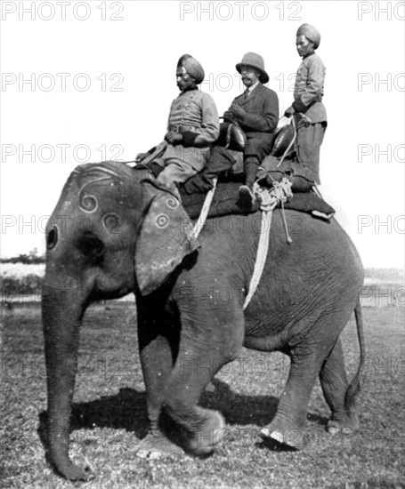 Le roi George V d'Angleterre, empereur des Indes, va chasser le tigre et le rhinocéros sur les terres du maharajah du Népal, en 1912.