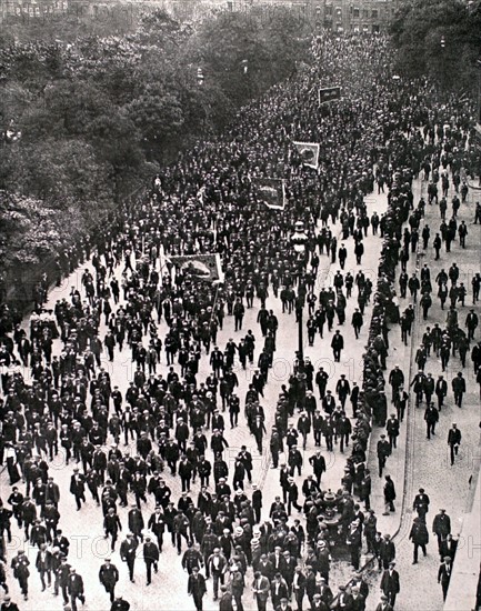 A stiker's column leaving Tower Hill with coporations' banners (London, 1911)