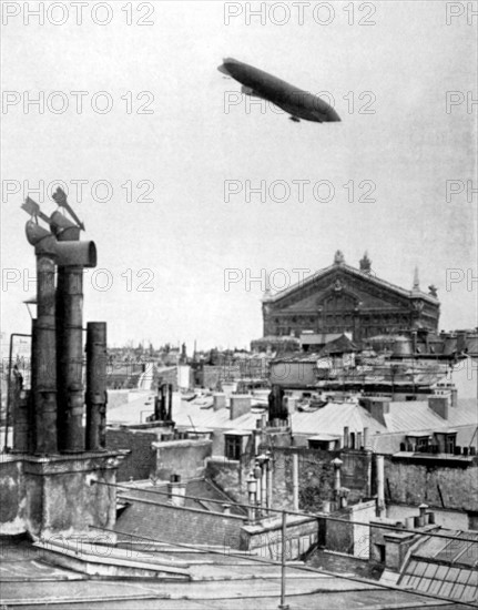 Le dirigeable "Patrie" passant au-dessus du quartier de l'Opéra à Paris, le 8 juillet 1907.