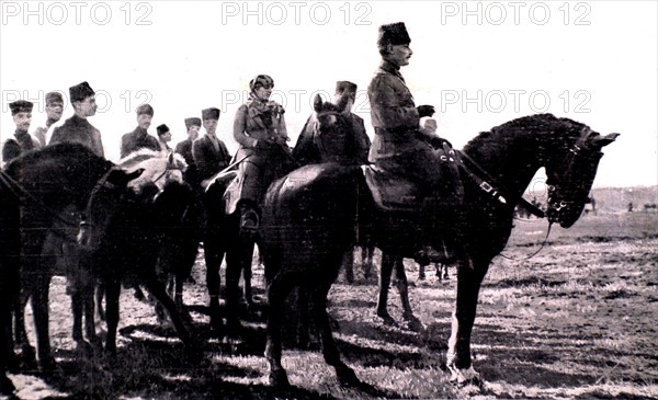 Mme Mustapha Kemal assiste à une revue militaire aux côtés de son mari, en Turquie (1923).